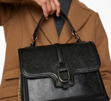 Trendy na jesień 2020 - czarna torebka w stylu vintage Kappahl