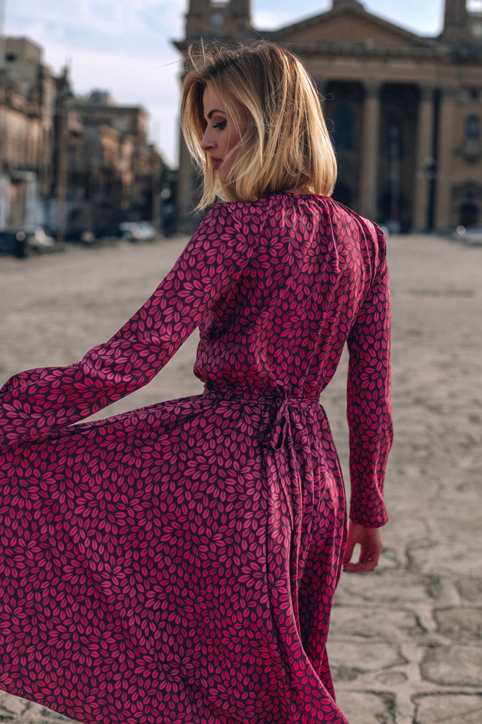 Sukienka wyszczuplająca na jesień