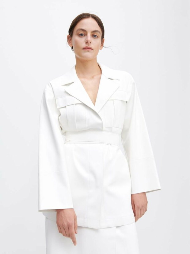 Moda na jesień 2020 - Magda Mołek w białym płaszczu z Reserved