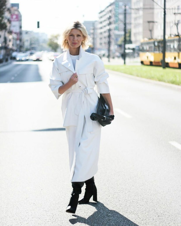 Moda na jesień 2020 - Magda Mołek w białym płaszczu z Reserved