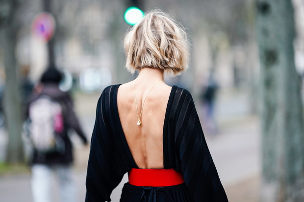 Sukienki bez pleców na Sylwestra: sukienki z wyprzedazy zimowych 2019