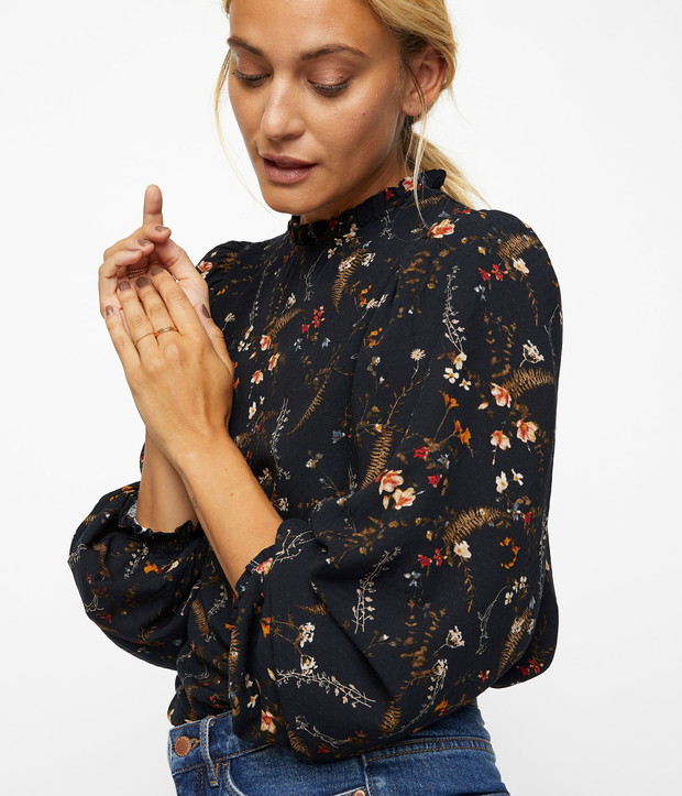 Trendy na jesień 2020 - bluzka w kwiaty z bufkami Kappahl