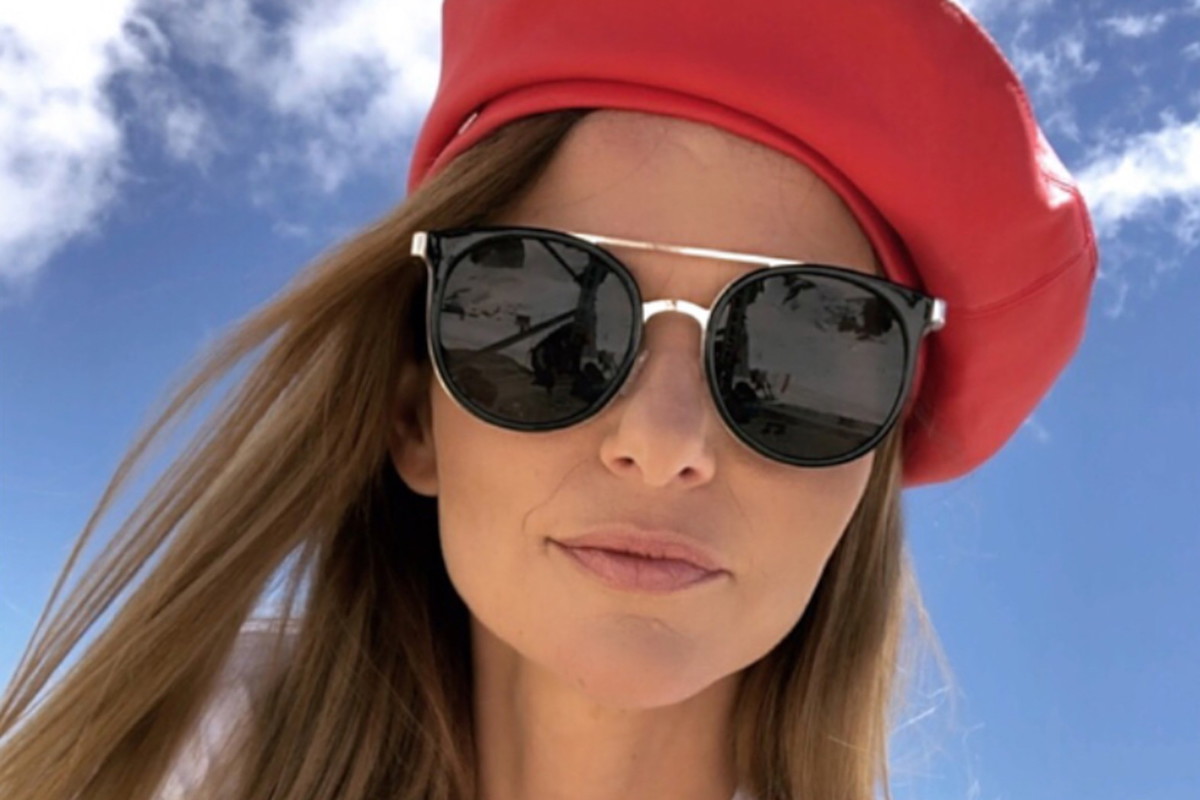 Paulina Sykut w kolorowym swetrze na jesień