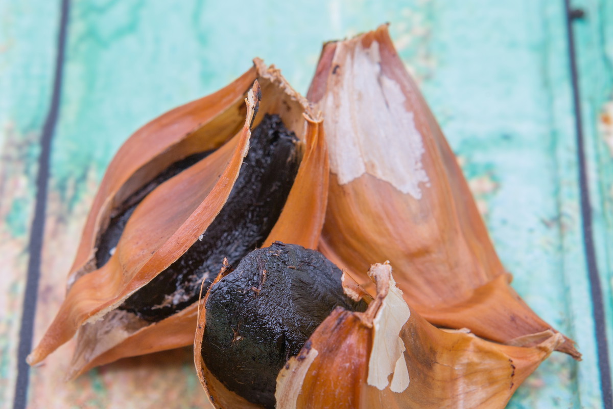 Czarny czosnek, czyli jakie właściwości i zastosowanie ma ten naturalny superfood?