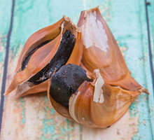 Czarny czosnek, czyli jakie właściwości i zastosowanie ma ten naturalny superfood?