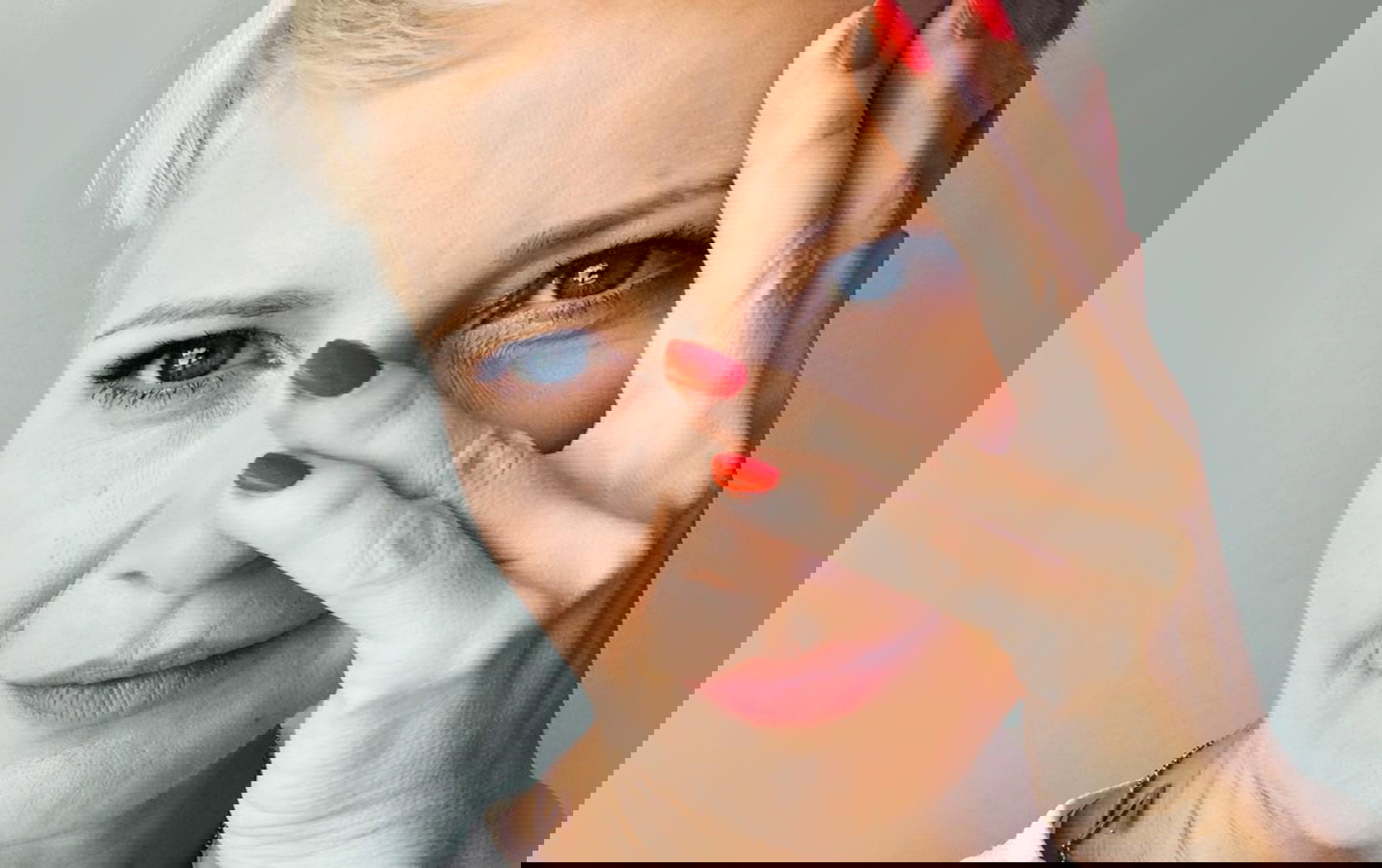 Małgorzata Kożuchowska w modnych botkach na jesień i seksownej sukience