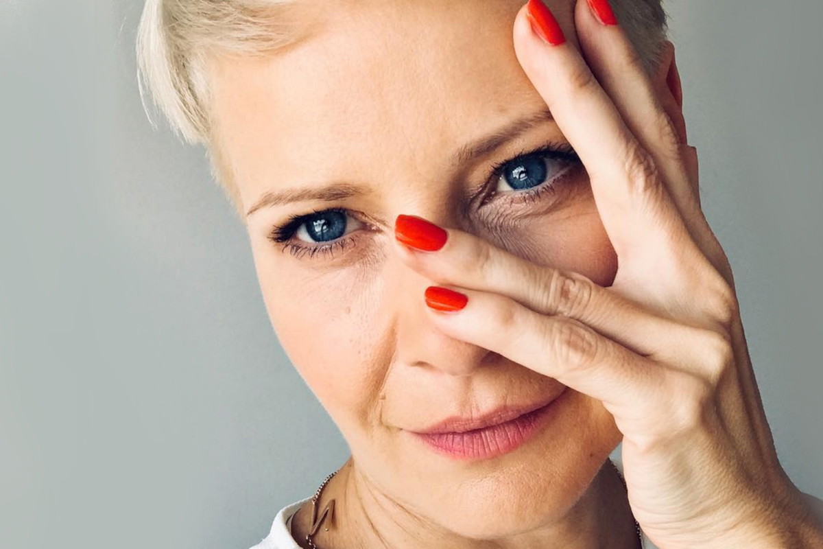 Małgorzata Kożuchowska w modnych botkach na jesień i seksownej sukience