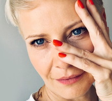 Małgorzata Kożuchowska w modnych botkach na jesień i seksownej sukience