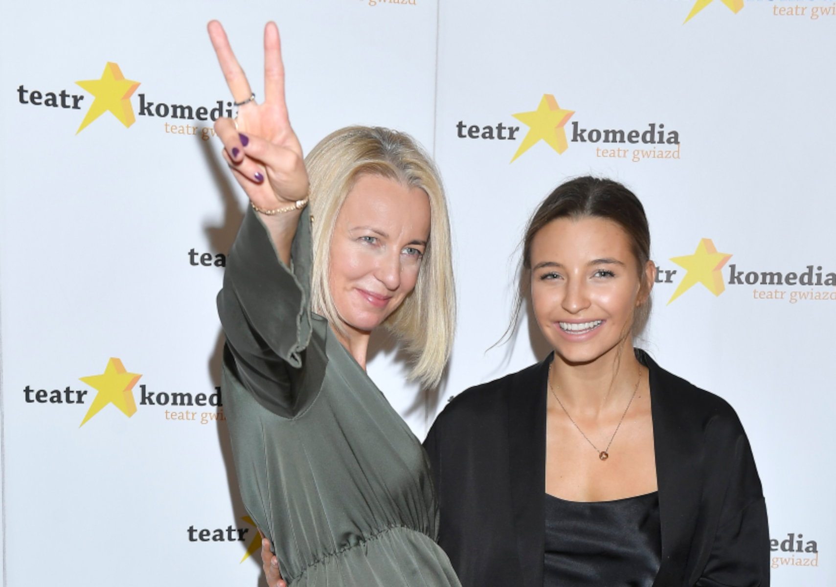 Dwie kobiety, dwa pokolenia, jedna sukienka na jesień 2020 - Julia Wieniawa i jej mama Marta Wieniawa-Narkiewicz w satynowej sukience