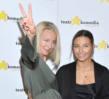 Dwie kobiety, dwa pokolenia, jedna sukienka na jesień 2020 - Julia Wieniawa i jej mama Marta Wieniawa-Narkiewicz w satynowej sukience