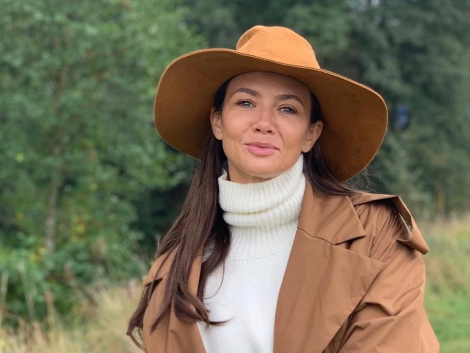 Trendy na jesień 2020 Kinga Rusin w modnym karmelowym płaszczu i kozakach