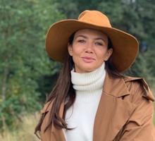 Trendy na jesień 2020 Kinga Rusin w modnym karmelowym płaszczu i kozakach