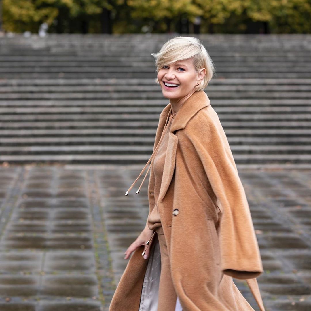 Dzianinowy dres i modny płaszcz na jesień - świetna stylizacja Małgorzaty Kożuchowskiej