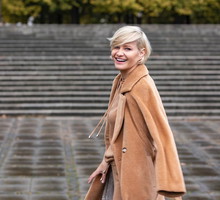 Dzianinowy dres i modny płaszcz na jesień - świetna stylizacja Małgorzaty Kożuchowskiej