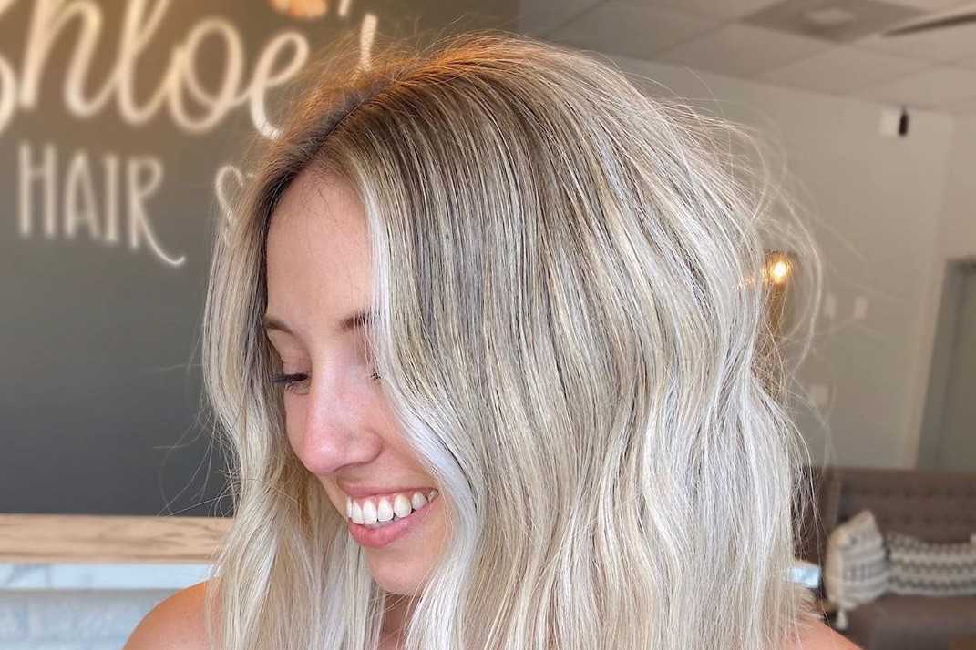 Modne kolory włosów na jesień: pieczarkowy blond