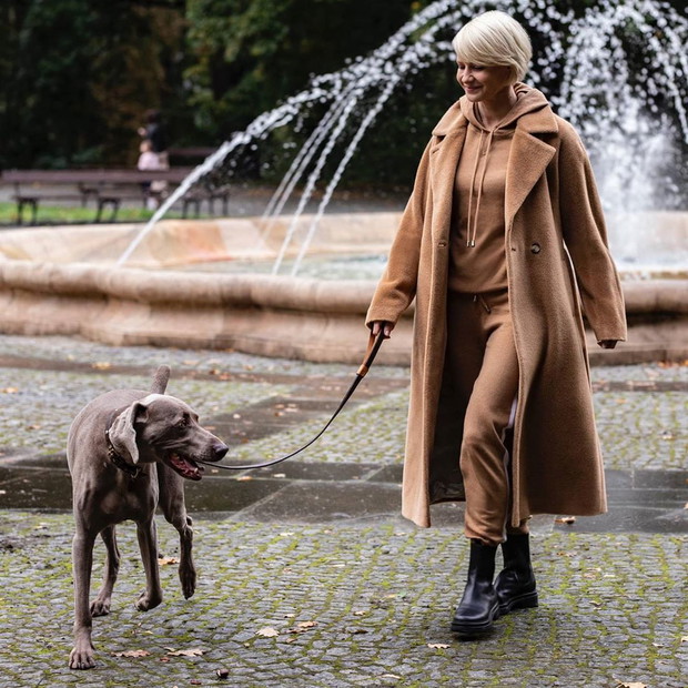 Dzianinowy dres i modny płaszcz na jesień - świetna stylizacja Małgorzaty Kożuchowskiej