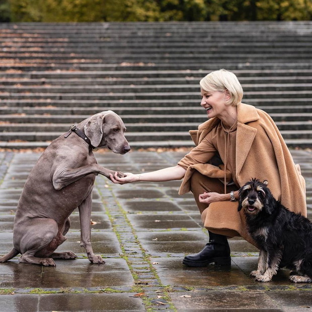 Dzianinowy dres i modny płaszcz na jesień - świetna stylizacja Małgorzaty Kożuchowskiej