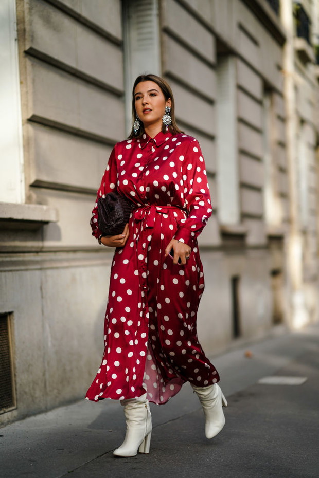 Kolorowa sukienka w grochy: trendy moda 2020