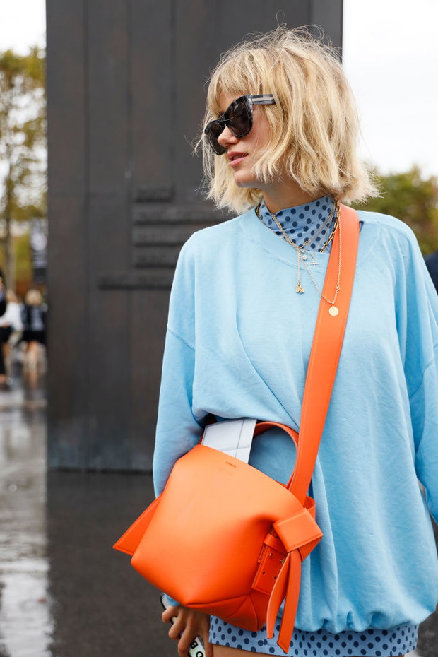 Kolorowa sukienka w grochy: trendy moda 2020