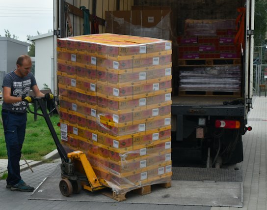 Mars dostarcza jedzenie zwierzętom w schroniskach