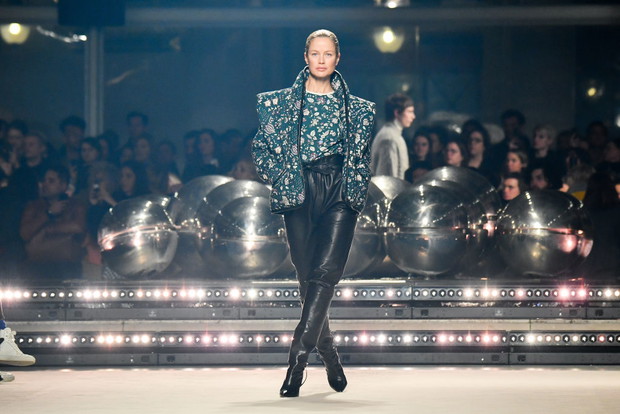 Modne kozaki na jesień na obcasie do 5 cm