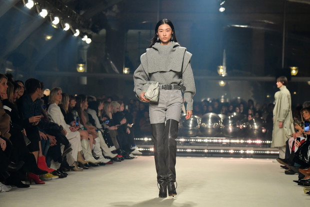 Modne kozaki na jesień na obcasie do 5 cm