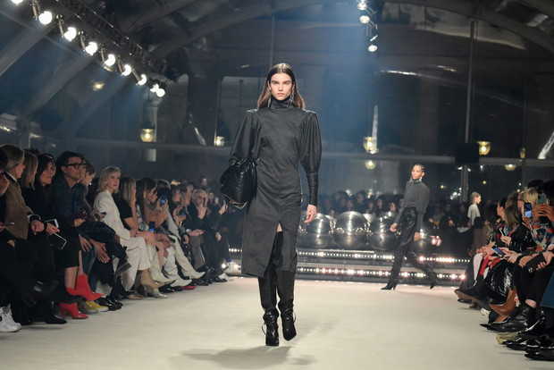 Modne kozaki na jesień na obcasie do 5 cm