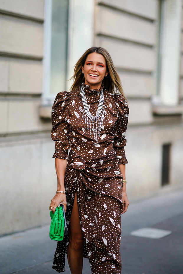 Sukienka we wzory vintage: moda trendy wiosna 2020