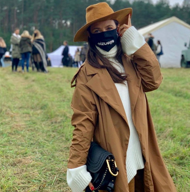 Trendy na jesień 2020 Kinga Rusin w modnym karmelowym płaszczu i kozakach