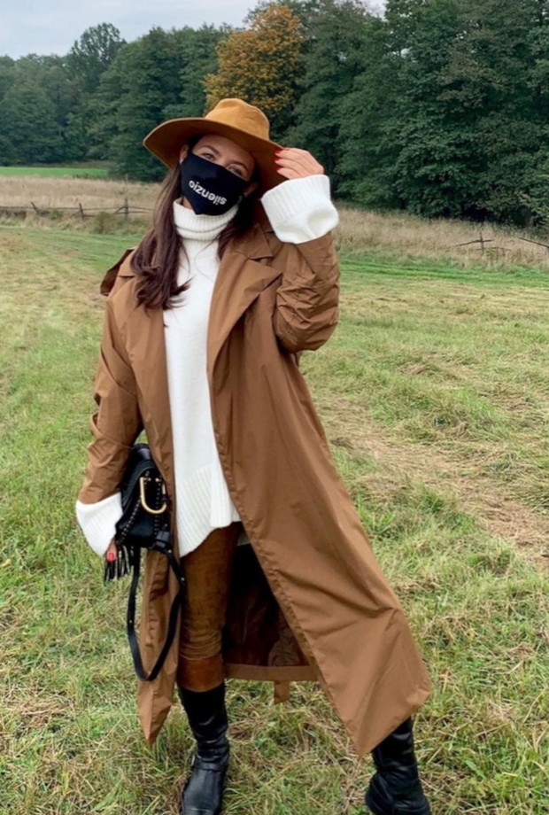 Trendy na jesień 2020 Kinga Rusin w modnym karmelowym płaszczu i kozakach