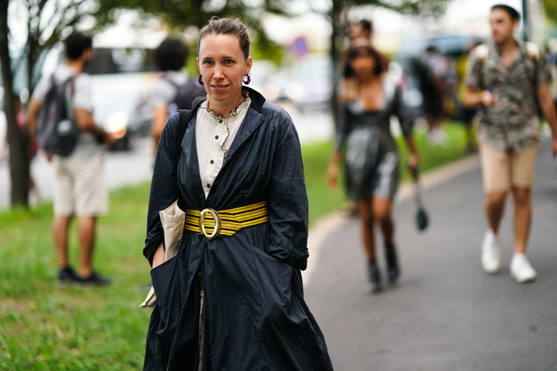 Bluzka ze stójką trendy moda wiosna 2020