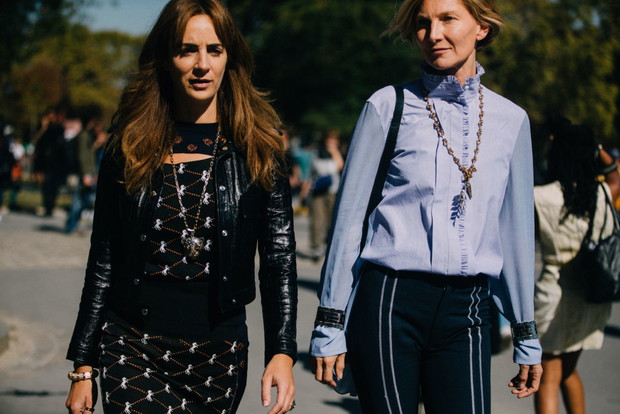 Bluzka ze stójką trendy moda wiosna 2020