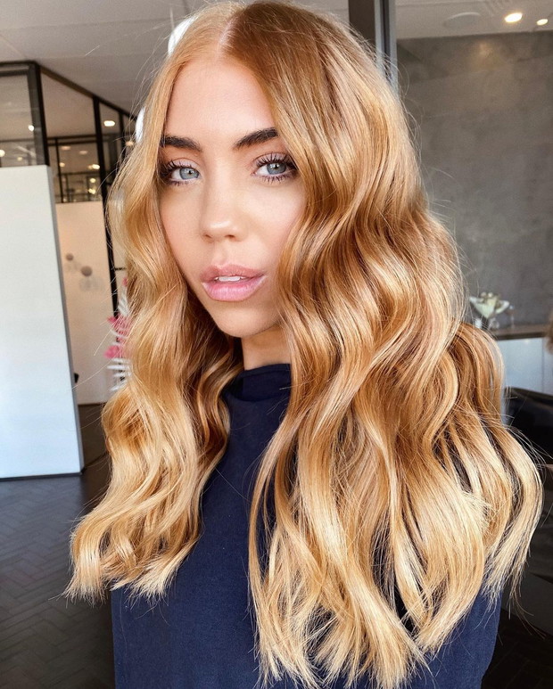 Modne kolory włosów na 2021 - miedziany blond