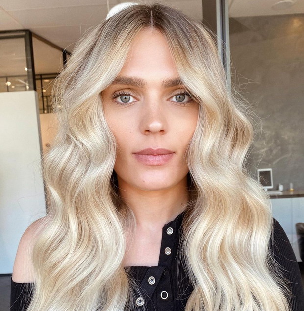 Modne kolory włosów na jesień i zimę 2020 2021 - anielski blond