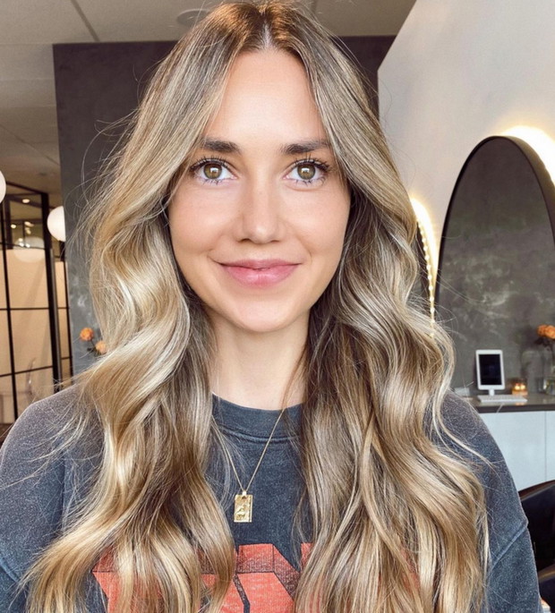 Modne kolory włosów na jesień i zimę 2020 2021 - bisquit blond