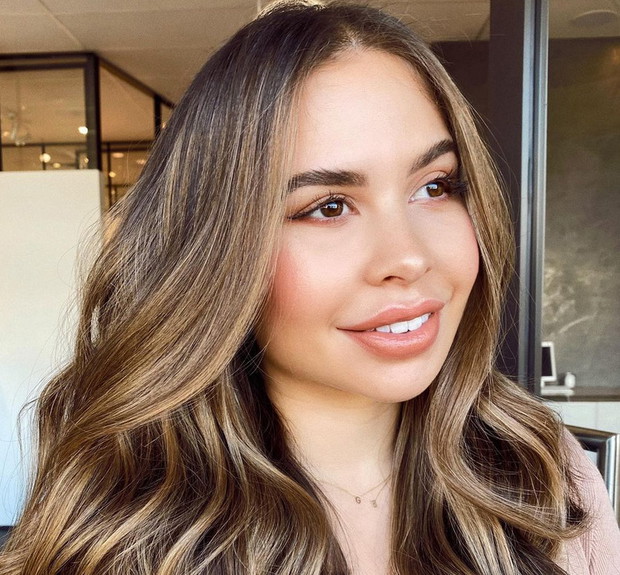 Modne kolory włosów na jesień i zimę 2020 2021 - deep caramel blond