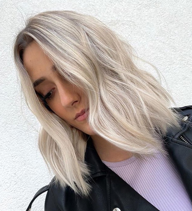 Modne kolory włosów na jesień i zimę 2020 2021 - szwedzki blond