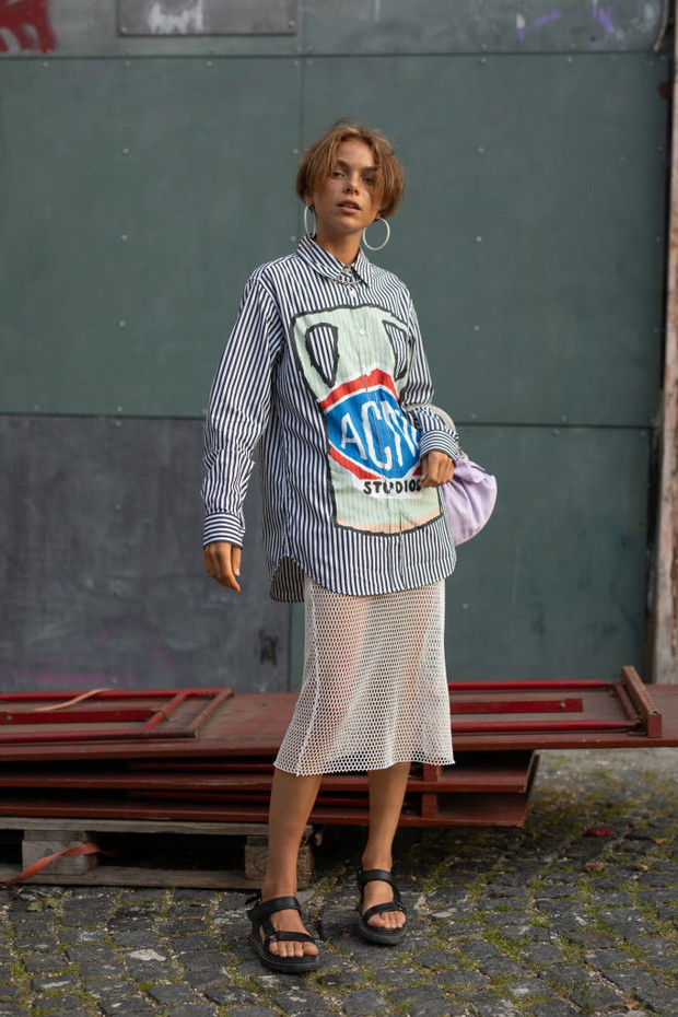 Niebieska koszula oxford na wiosnę trendy moda 2020