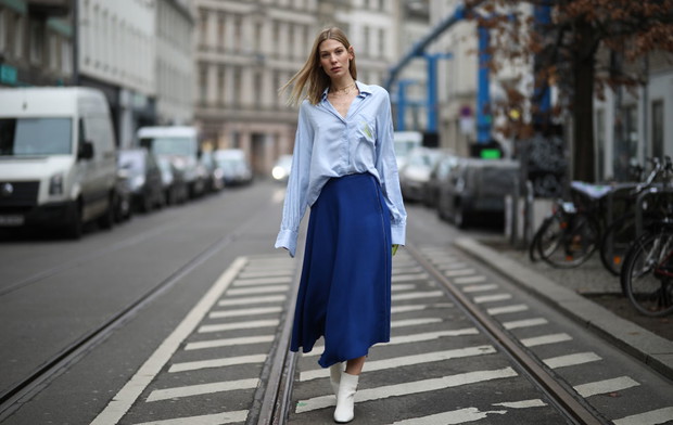 Niebieska koszula oxford na wiosnę trendy moda 2020