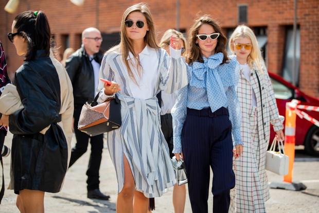 Niebieska koszula oxford na wiosnę trendy moda 2020