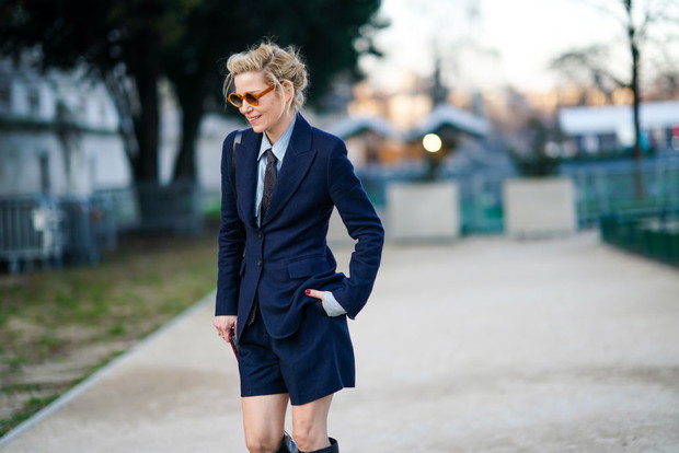 Trendy na wiosnę niebieska koszula oxford trendy moda 2020