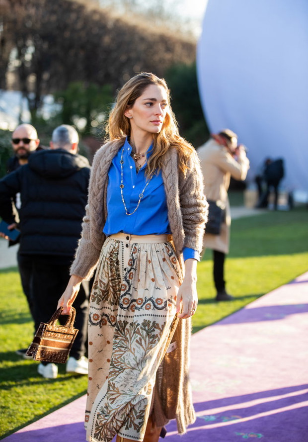 Trendy na wiosnę niebieska koszula oxford trendy moda 2020