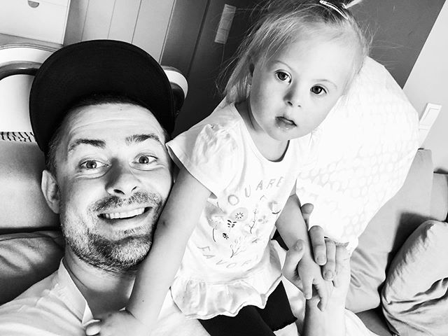 Bartek Królik z córeczką Jagodą