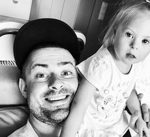 Bartek Królik z córeczką Jagodą