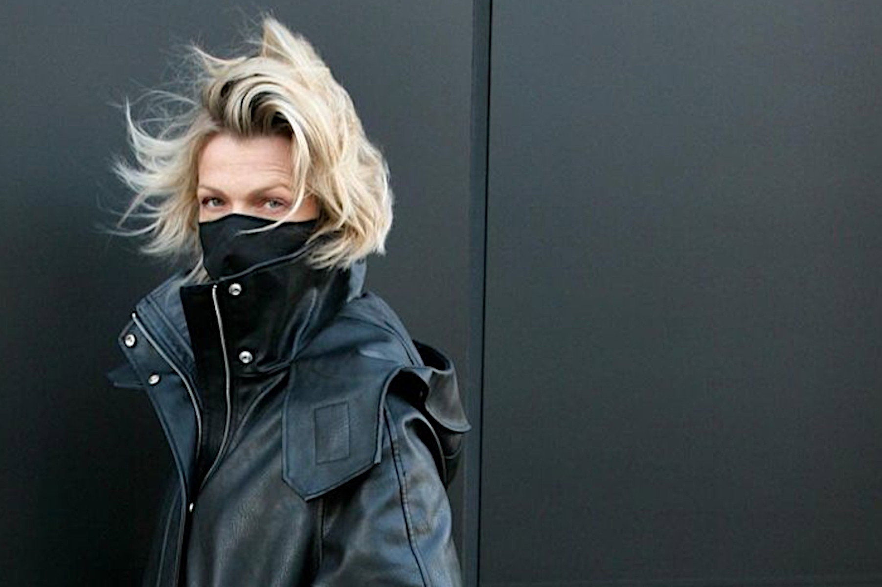 Moda zima 2020: Ten długi skórzany płaszcz Reserved to modowa RAKIETA! Spójrz, jak nosi go Magda Mołek