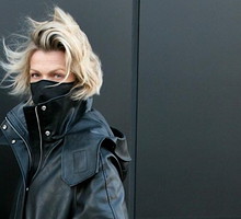 Moda zima 2020: Ten długi skórzany płaszcz Reserved to modowa RAKIETA! Spójrz, jak nosi go Magda Mołek