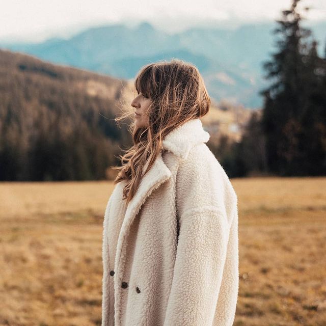 Anna Lewandowska w koszulowej kurtce w kratkę z Zary