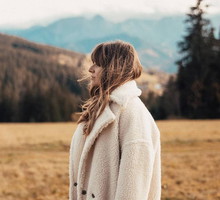 Anna Lewandowska w koszulowej kurtce w kratkę z Zary