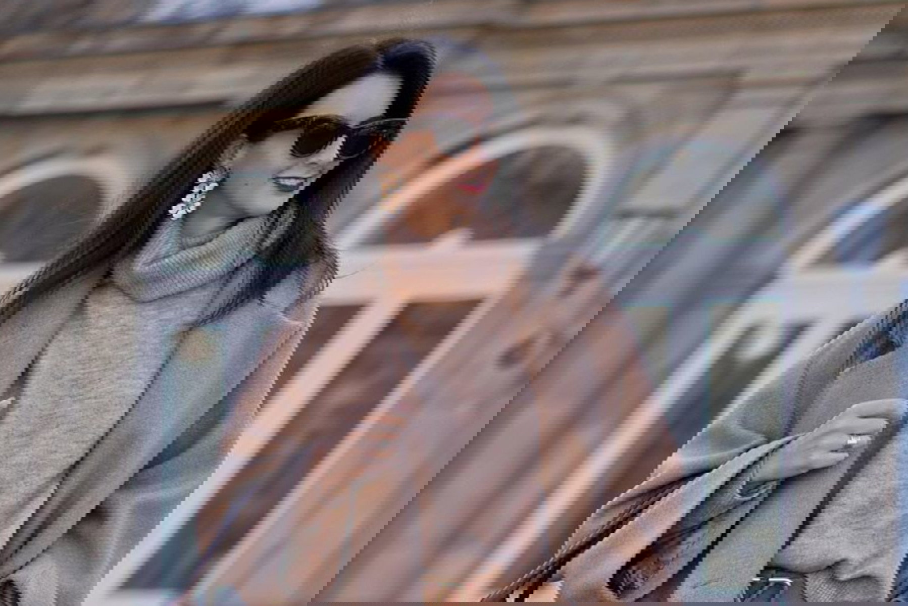 Stylizacja z Instagrama - beżowy płaszcz, wełniany sweter i torebka vintage