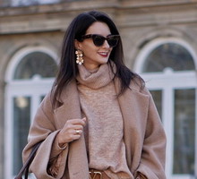 Stylizacja z Instagrama - beżowy płaszcz, wełniany sweter i torebka vintage